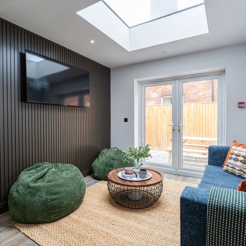 Luxurious 6 bedroom, all en-suite student house! Room 6 - Photo 1