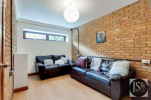 Brunswick Quay, London, SE16 - Photo 1