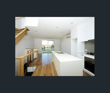 Big is Better: Large rooms, stunning views – HUGE - Photo 3