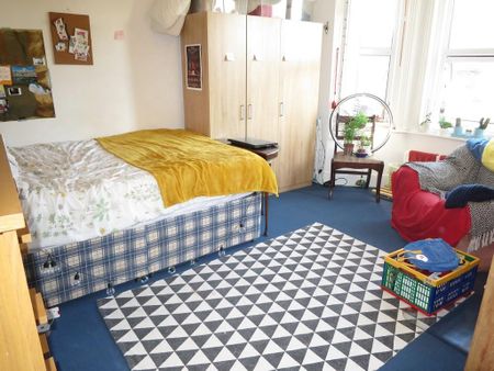 6 bedroom detached house to rent - Photo 5