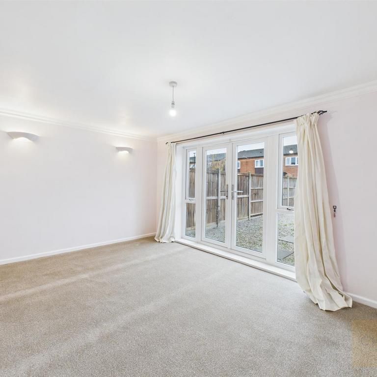 3 bedroom end of terrace house to rent - Photo 1