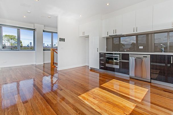 SPACIOUS APARTMENT - Photo 1