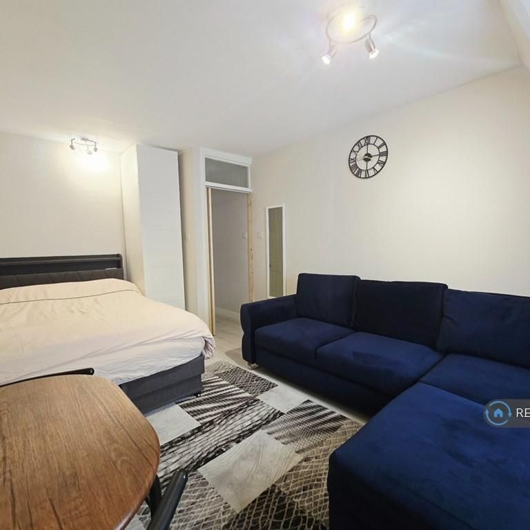 Studio to rent - Photo 1