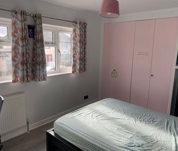 3 Bed Semi-Detached House, Lily Gardens, HA0 - Photo 2