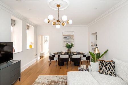 A luxurious two-bedroom, two-bathroom lateral apartment in a prestigious red brick building on Stratton Street, Mayfair. - Photo 4