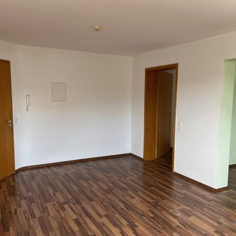 Helle Zwei-Zimmer-Wohnung im 4. OG ab sofort zu vermieten! - Photo 1