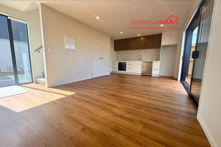 Modern 2-Bed, 2-Bath Townhouse in the Heart of Christchurch – Stylish, Sunny & Super Convenient - Photo 3