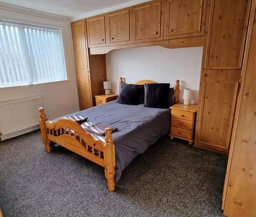 4 bedroom semi-detached house to rent - Photo 3
