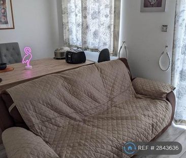 1 bedroom in a flat share to rent - Photo 1