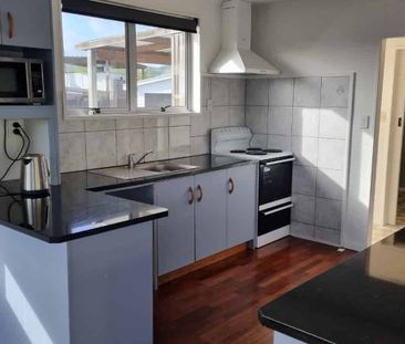 Tidy Three Bedroom House - Photo 3