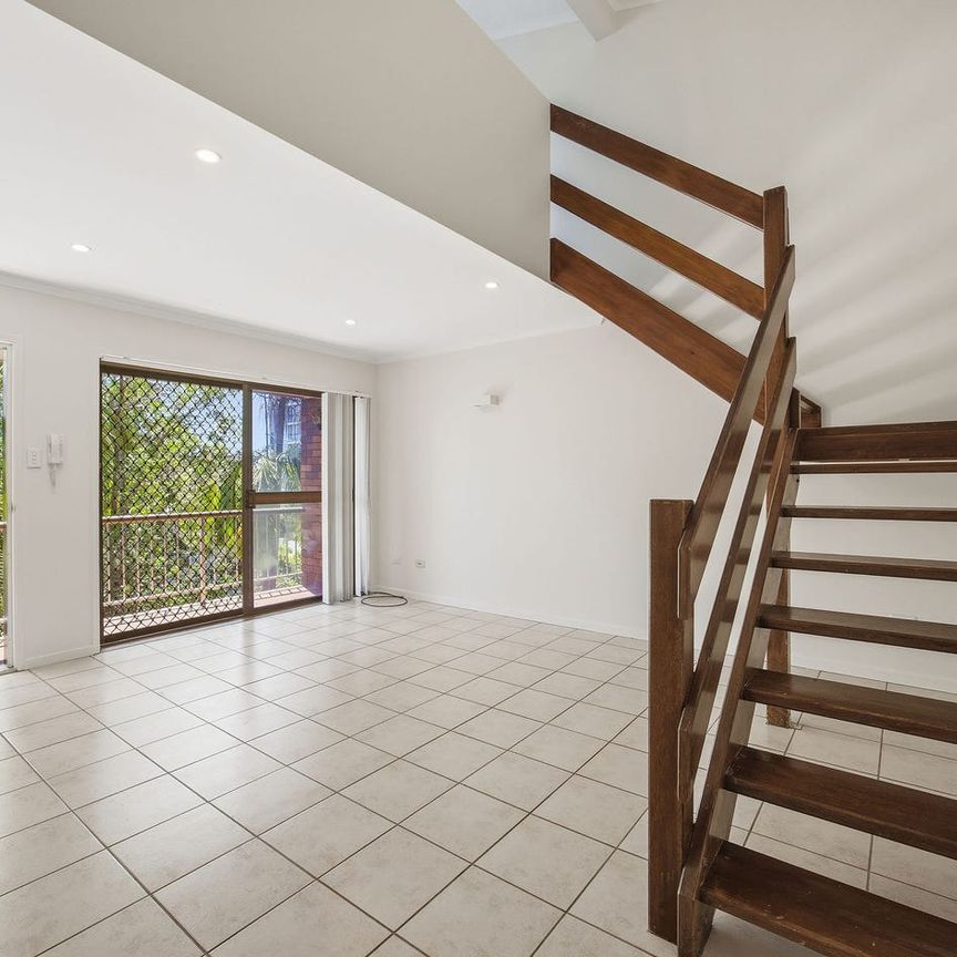 Beachside Broadbeach Living - Spacious 3 Bedroom Top Level Apartment - Photo 1