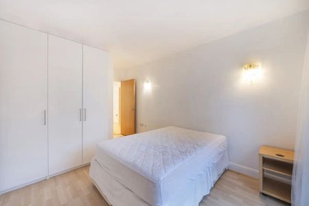 1 bedroom flat in London - Photo 5