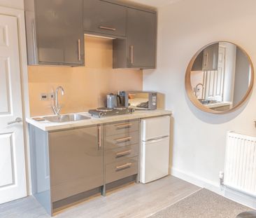 Popular Location, Popular House Share - Photo 2