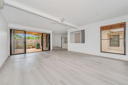 Spacious Private Townhouse in Prime Scarborough Location! - Photo 3