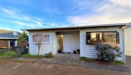 Four bedroom family home - Photo 5