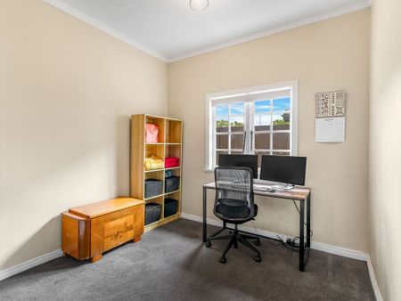 Modern Character - Photo 2