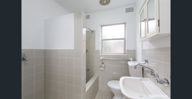 Bright One Bedroom Apartment in a Security Block. - Photo 1