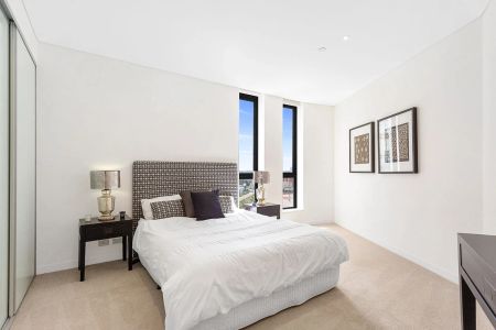 SPECTACULAR HARBOURSIDE APARTMENT WITH ICONIC VIEWS - Photo 2