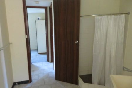 Unfurnished 2 bedroom Unit - Photo 2