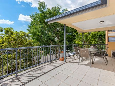 Spacious inner city unit - Photo 4