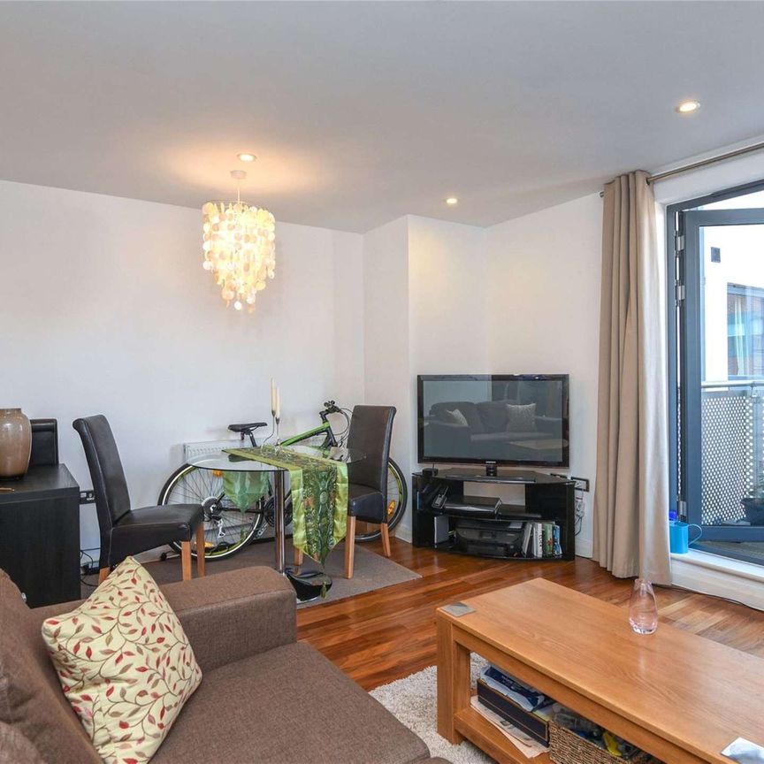 A lovely one bedroom apartment in the prestigious Chorus development. - Photo 1