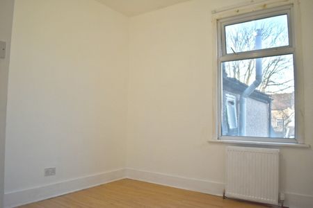 4 Bed Terraced House, Sixth Ave, E12 - Photo 3