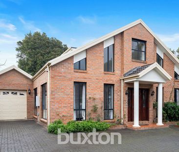 Stylish 4-Bedroom Townhouse in a Prime Rear Position - Photo 3