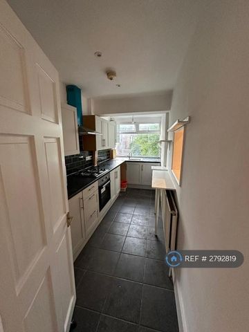 4 bedroom semi-detached house to rent - Photo 4