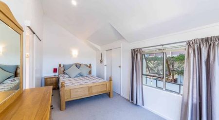 Beautiful Family Home With Stunning Views - Photo 3