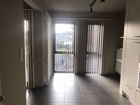 Rustig en zon georiënteerd, instapklaar 2 slk appartement met terras, private garage en dichtbij het Station van Denderleeuw en winkels - Foto 2