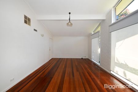 Refreshed & Ready to Impress: 3-Bedroom Delight in Mount Waverley! - Photo 2