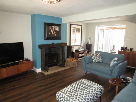 4 bedroom end of terrace house to rent - Photo 1