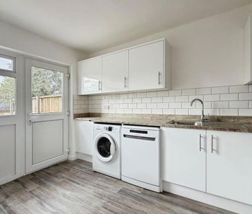A beautifully refurbished four-bedroom house, finished to a high st... - Photo 6