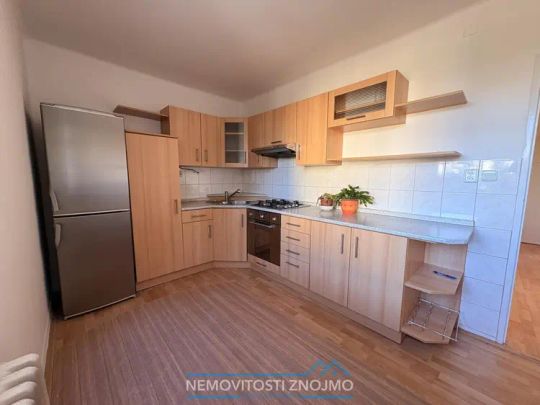 Pronájem světlého bytu 2+1 s krásným výhledem pár kroků od centra Znojma - Fotografie 1