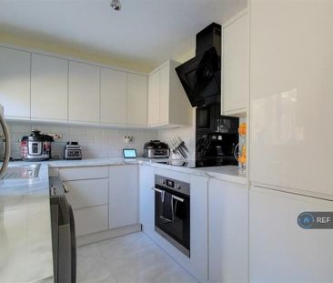 4 bedroom semi-detached house to rent - Photo 6