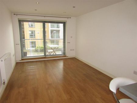 2 bedroom flat to rent - Photo 2