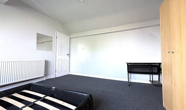 Newly Renovated 4 Bedroom Student Property - Photo 1