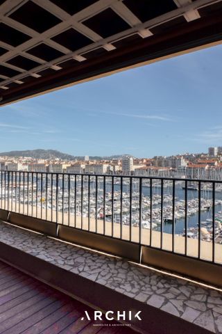 Architecture des années 50, cet immeuble classé du grand architecte de la reconstruction Fernand Pouillon, accueille en son 5ème et dernier étage avec ascenseur un appartement traversant de 114 m2 offrant depuis sa superbe terrasse de 23 m2 une vue panoramique sur le Vieux-Port et Notre-Dame de la Garde. - Photo 5