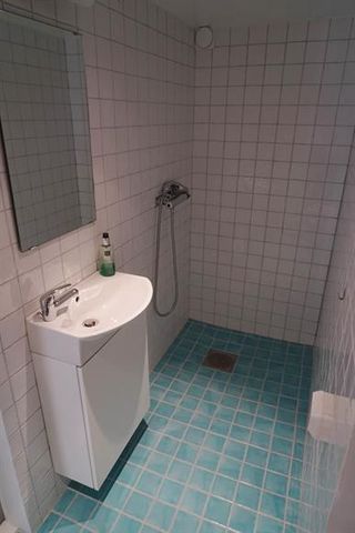 Ljus och välplanerad 1:a i Nacka nära naturreservatet! - Photo 2