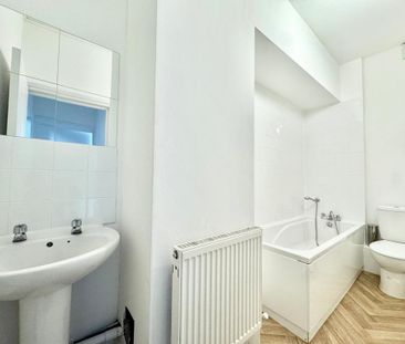 4 bedroom end of terrace house to rent - Photo 1