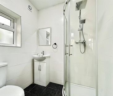 Meadow Gardens, Staines, Middlesex, TW18 3HE - Photo 2