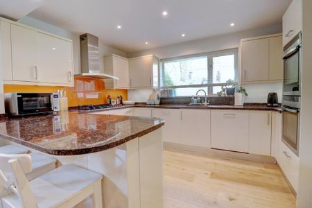 4 bedroom detached house to rent - Photo 4
