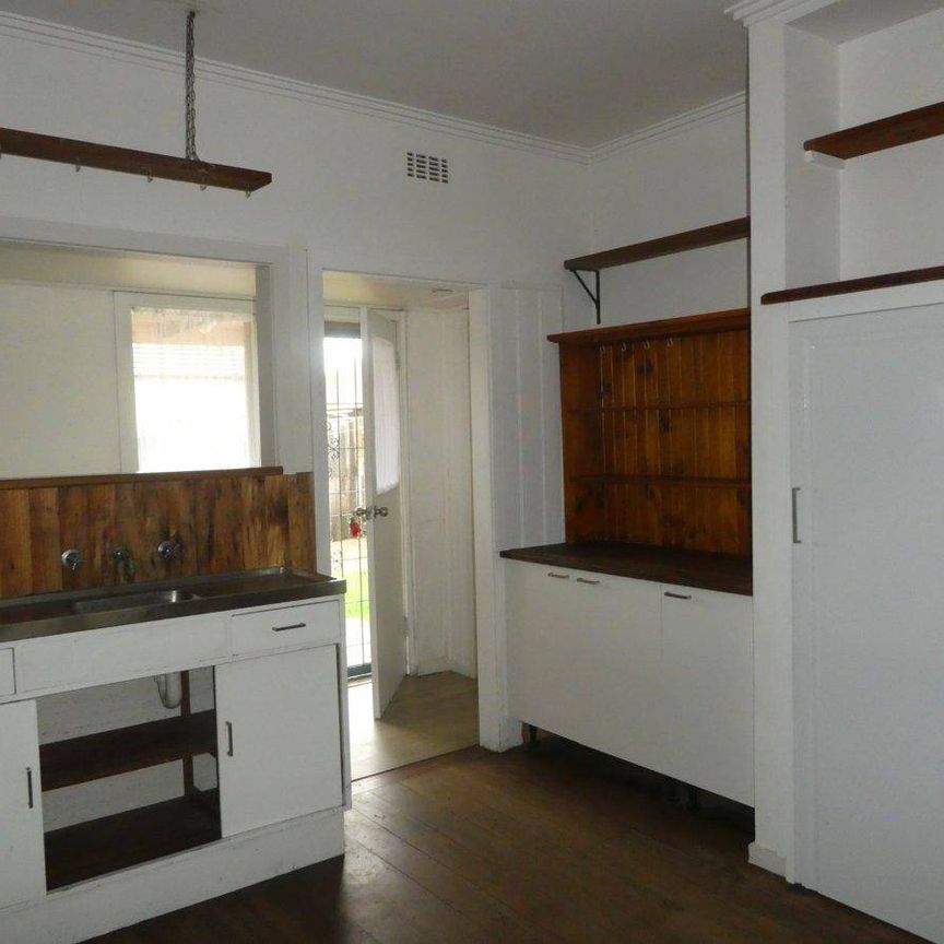 3 BEDROOM FAMILY HOME - Photo 1