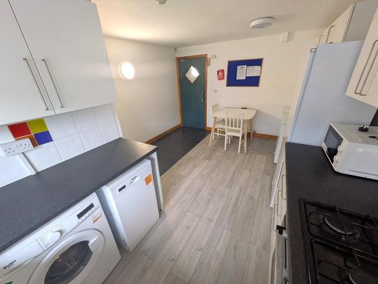 1 bedroom in a house share to rent - Photo 1