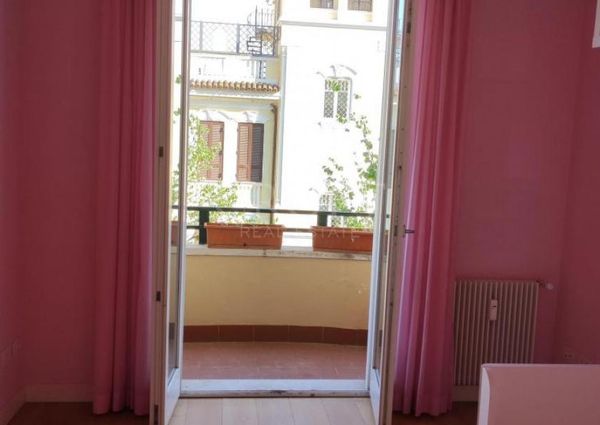 Parioli-Piazza delle Muse: Restored 3 bedroom, 3 Bath, spacious living, kitchen, balcony, near park, master bed & 2 single bedrooms. Ref 1045