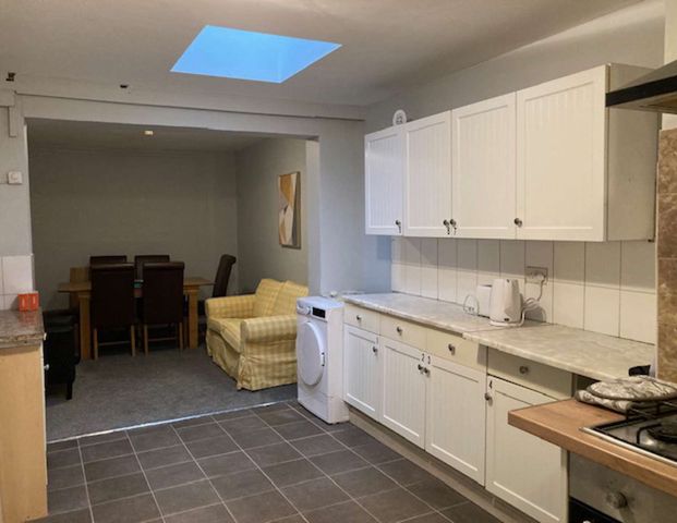 Westfield Road Room 5 - Photo 1