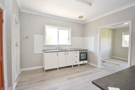 Freshly renovated and ready to move in. - Photo 3