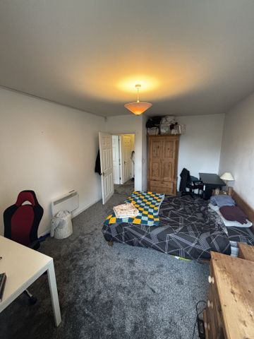 FLAT 3, 9 HEELEY ROAD - Photo 4