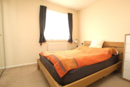 Caribou Way, Cambridge £1,600 pcm ⓘ The monthly or weekly payment required by the landlord. Read our glossary page , 3 bedrooms, mid terrace house, to let * Tenant info - Photo 2