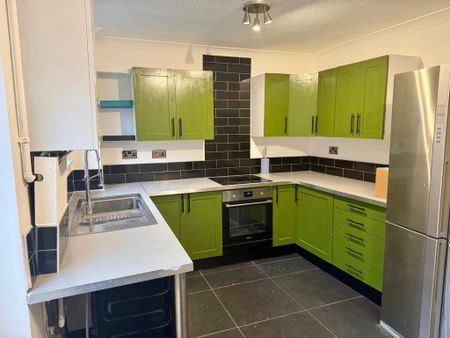 3 bedroom end of terrace house to rent - Photo 2